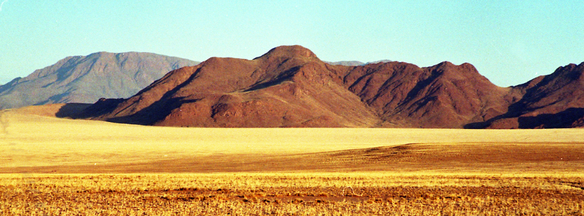 Luminosité dans le désert et montagnes arides en arrière plan