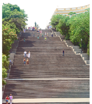 Ascension des marches de l'Escalier du Potemkine à Odessa